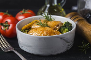 Sebze ve otlar ile ızgara tavuk kanatları