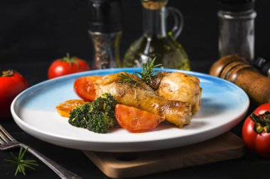 sebze ve otlar ile kavrulmuş tavuk budu