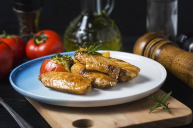 Sebze ve otlar ile ızgara tavuk kanatları