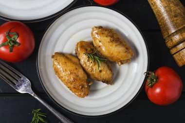 Sebze ve otlar ile ızgara tavuk kanatları