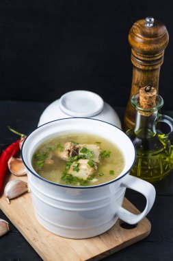 Sofrada erişteli domuz pirzolasından yapılmış lezzetli çorba.