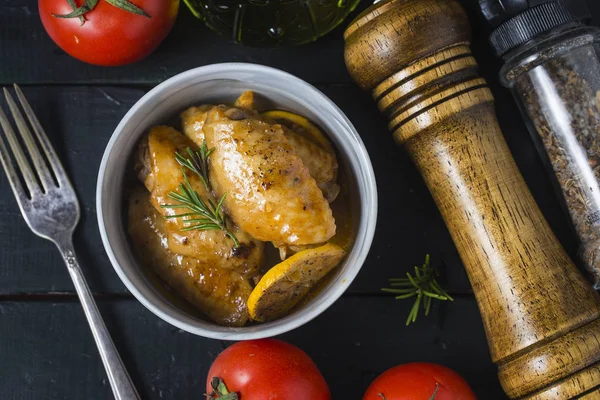 Sebze ve otlar ile ızgara tavuk kanatları