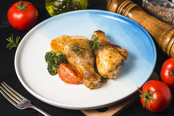 sebze ve otlar ile kavrulmuş tavuk budu