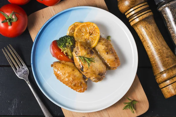 Sebze ve otlar ile ızgara tavuk kanatları