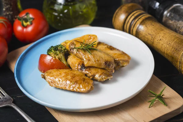 Sebze ve otlar ile ızgara tavuk kanatları