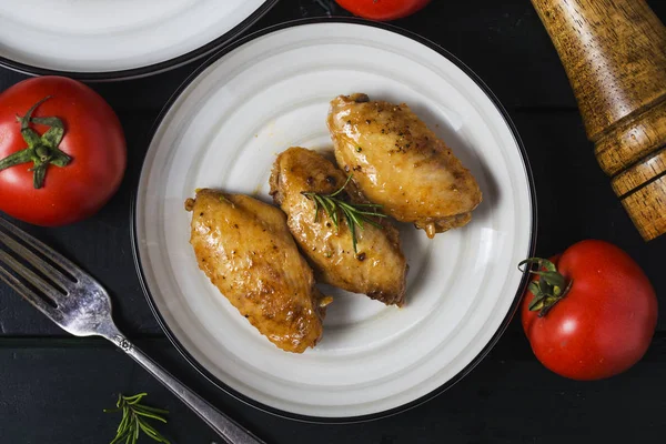 Sebze ve otlar ile ızgara tavuk kanatları