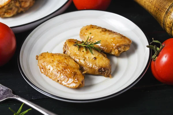 Sebze ve otlar ile ızgara tavuk kanatları