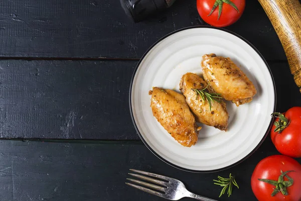 Sebze ve otlar ile ızgara tavuk kanatları