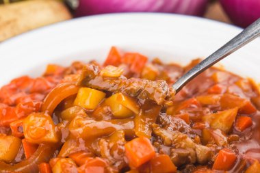 Sebze ve domates sosuyla pişirilmiş dana eti..