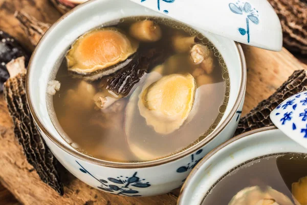 Chinesische Küche Abalone Und Morchelsuppe lizenzfreie Stockfotos