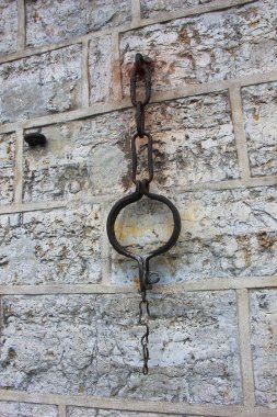 Duvardaki Tallin Belediye eski pranga