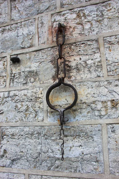 Duvardaki Tallin Belediye eski pranga