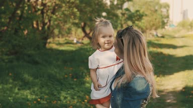 Anne ve kızı güzel anne küçük çocuklu açık parkta yürüyüş