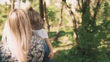 Ağır çekimde sıcak yaz gününde açık onun küçük çocuklu güzel anne