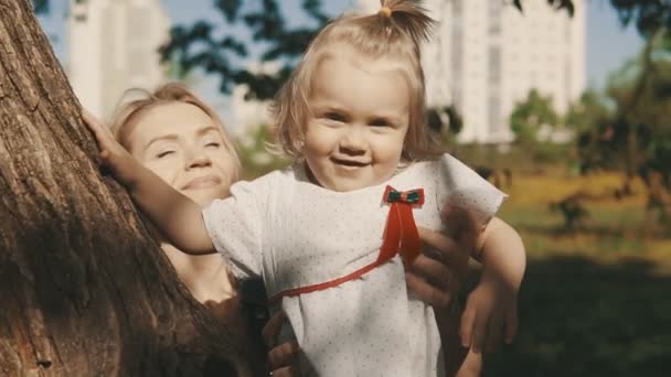 Bella mamma con i suoi bambini piccoli all'aperto nella calda giornata estiva al rallentatore — Video Stock