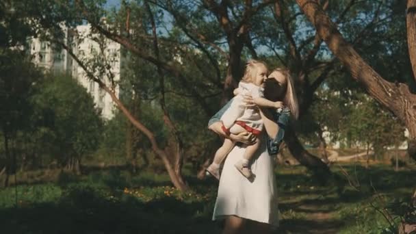 Glad mamma snurrar hennes skrattande dotter — Stockvideo