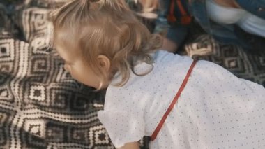 Anne ve kızı çim üzerinde yalan. Aile şehir Park açık havada