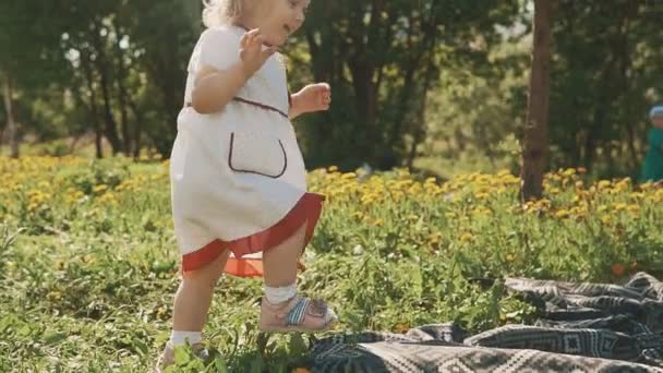 Mère et fille allongées sur la pelouse. Bonheur de la maternité et de l'enfance 