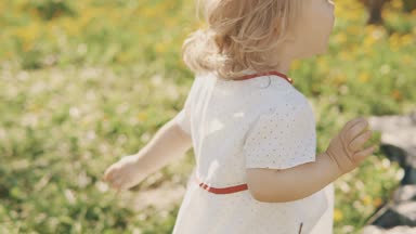 Anne ve kızı açık çim üzerinde yalan. Mutluluk annelik ve çocukluk