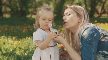 Mutlu anne ve küçük kızı birlikte oynama. Mutlu aile kavramı