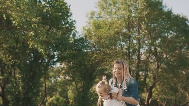 Στοργική μητέρα Καυκάσιος με τη μικρή της κόρη να διασκεδάζουν και να παίζουν στο πάρκο — Αρχείο Βίντεο