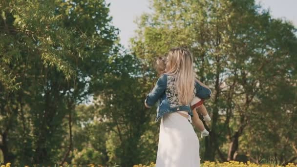 Mãe feliz girando sua filha rindo — Vídeo de Stock