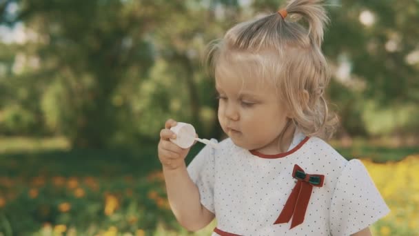 Pequena menina Blowinf sabão bolhas. Conceito da Infância Feliz — Vídeo de Stock