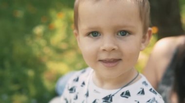 Açık havada sevgi ile oynarken çok güzel iki yaşındaki oğlu ile Genç Anne