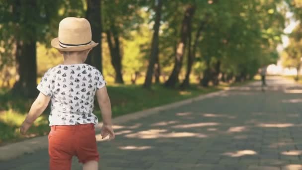 Niño Pantalones Cortos Sombrero Corriendo Afuera Movimiento Lento Del Niño — Vídeo de stock