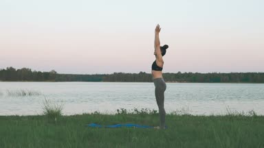 Genç kız ile boşaltmak gölde sabah yoga yaparken spor giyim eşyası