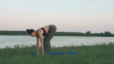 Genç kadın mavi yoga mat sessiz sahne sabah yoga yaparken