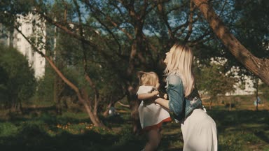 Mutlu anne gülen kızı iplik