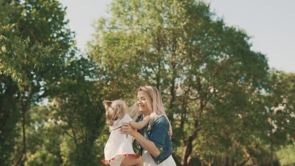 Kärleksfull kaukasiska mor i klänning med hennes lilla dotter att ha kul och spela — Stockvideo