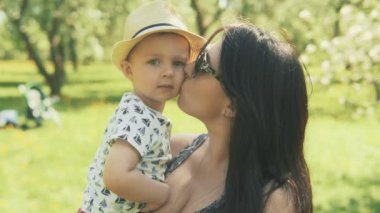 Açık havada sevgi ile oynarken çok güzel iki yaşındaki oğlu ile Genç Anne