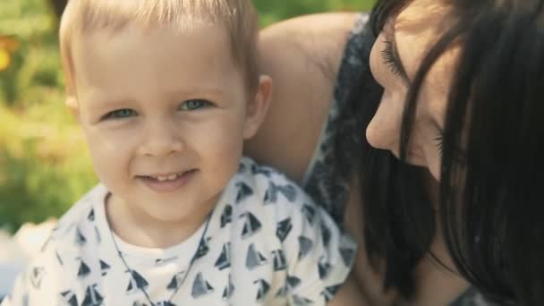 Jovem mãe com seu adorável menino de dois anos brincando ao ar livre com amor — Vídeo de Stock