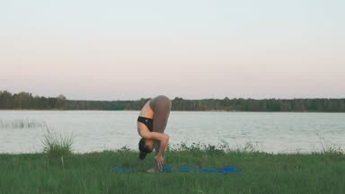 Kadın sessiz sahne yoga yapıyor. Yoga, spor ve sağlıklı yaşam konsepti