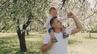 Baba ve oğul Parkı'nda oynuyor. Baba çocuk silah yükseltir. Babalık kavramı