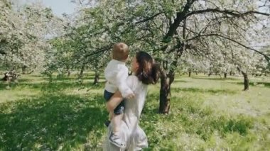 Anne oğluna aşk ve sevgi gösteren. Genç Anne ve oğlu açık havada oyun