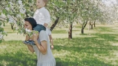 Yaz Park sevimli oğlu gidiyor anne gülümseyerek. Aile açık havada eğlence var
