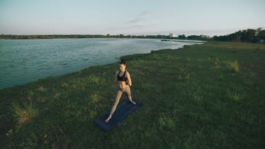 Pratik yoga sabah parkta güzel bir kız. Esmer kadın yoga yaparken