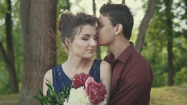 Güzel mutlu çiftimiz parkta usulca dokunmadan. Adam şefkatle sarılma kadın