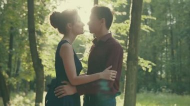 Günbatımı açık renkli Park sarılma romantik genç çift
