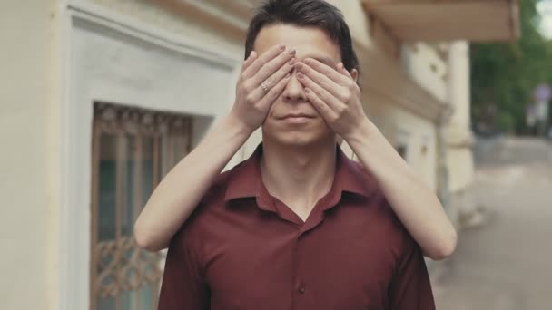 Meisje sluit mans ogen met zijn handen voor verrassing. Gevoelige kus — Stockvideo