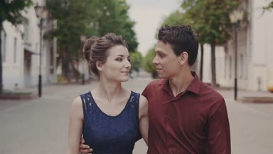 Birlikte tatil yavaş çekimde şehirde yürüyüş genç çekici çift