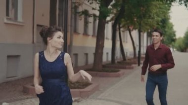 Genç adam ve kadın eğleniyor. Yakışıklı bir adam güzel kız arkadaşı yetişirim deneyin