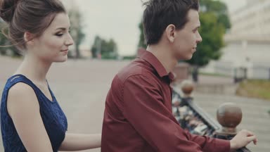 Yakışıklı erkek ve kadın sarılma. Genç çift şehir sokak birbirinize sarılın