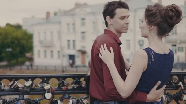 Una pareja joven se abrazan. Hombre y mujer guapos y cariñosos — Vídeos de Stock