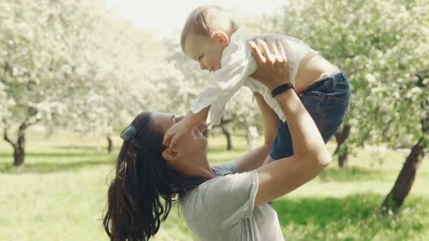 Young mother and son playing outdoors. Mom showing love and affection to son — Stock Video