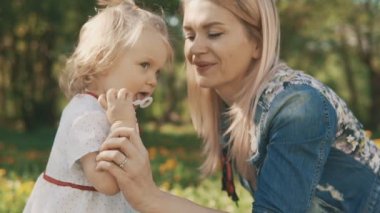 Mutlu anne ve küçük kızı birlikte oynama. Mutlu aile kavramı