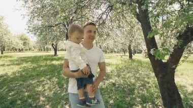 Baba ve oğul Park'ta yürüyüş. Babalar ellerinde evlat